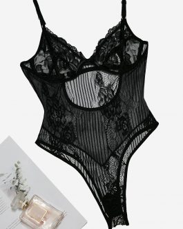 Lingerie noire en dentelle festonnée