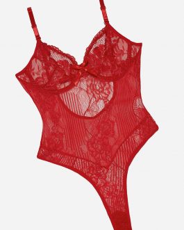 Lingerie Rouge en dentelle festonnée